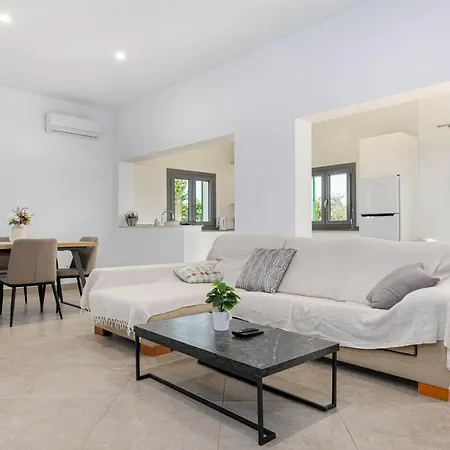 Yourhouse Goet, With Private Pool וילה